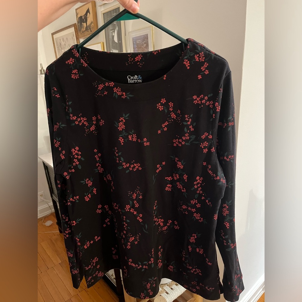 Croft & Barrow Black Long-Sleeve Top with Red Floral Print